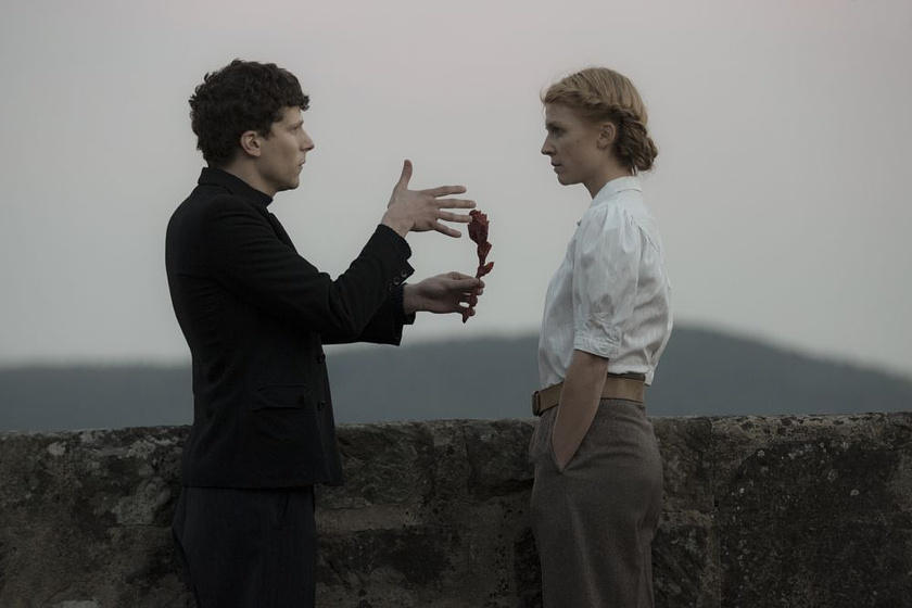 Clémence Poésy y Jesse Eisenberg en Resistencia