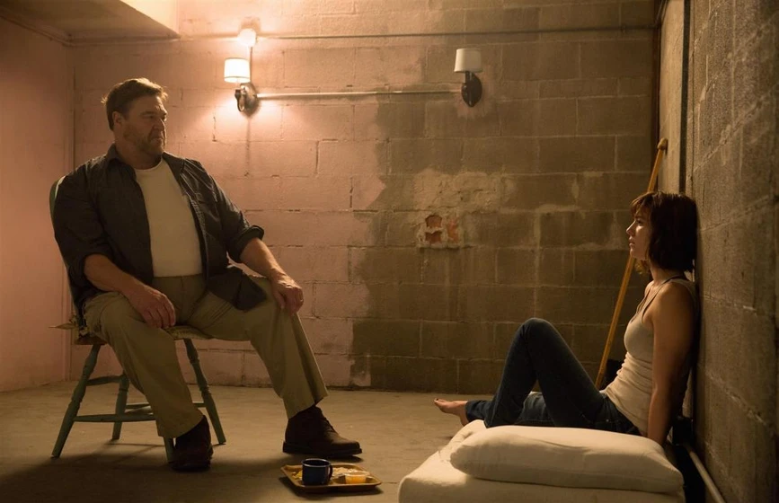 John Goodman y Mary Elizabeth Winstead en calle-cloverfield-10