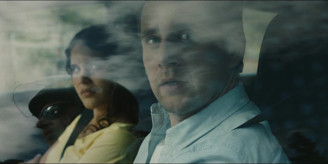 Allen Leech y Isabelle Anaya en corre-o-muere-2024