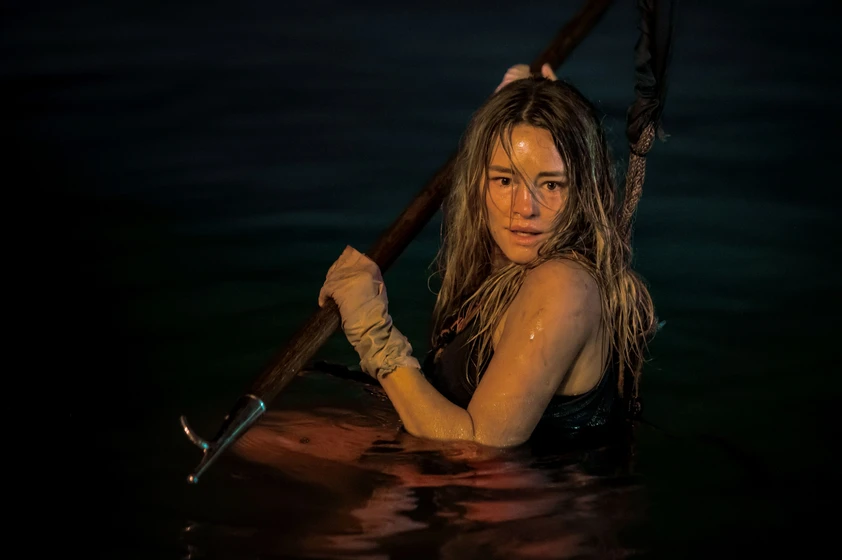 Hassie Harrison en dangerous-animals