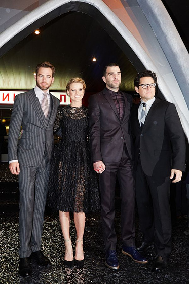 J.J. Abrams, Chris Pine, Alice Eve y Zachary Quinto en Star Trek. En la oscuridad (Premiere en Moscú. Abril 2013)