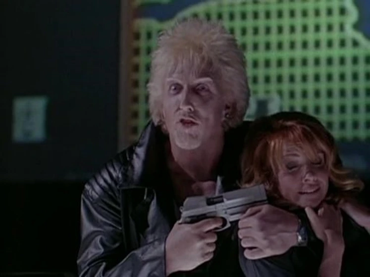 Brion James y Suki Kaiser en cyberjack