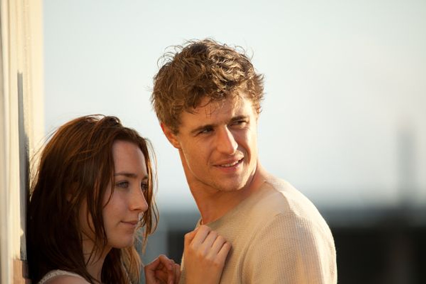 Saoirse Ronan y Max Irons en The Host (La Huésped)