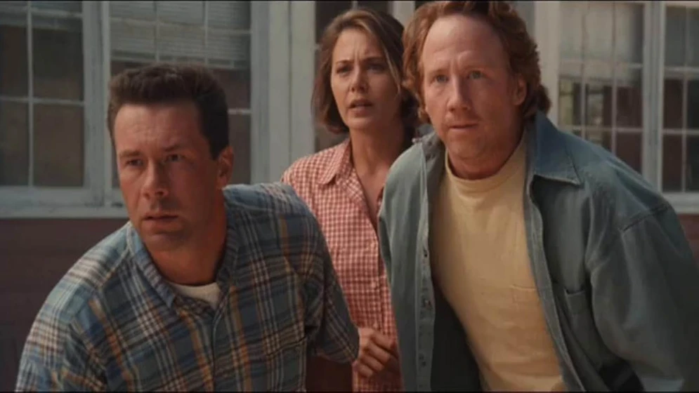 Timothy Busfield, Brenda Bakke y Roman Podhora en sin-escape-1997