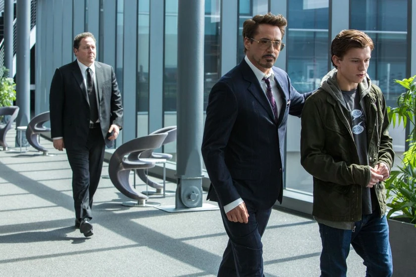 Jon Favreau, Robert Downey Jr. y Tom Holland en spider-man-homecoming