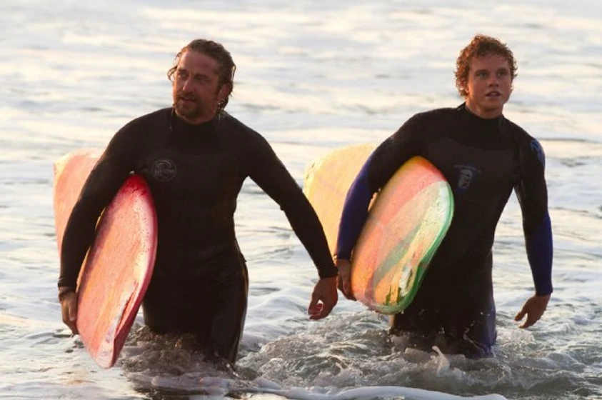 Gerard Butler y Jonny Weston en persiguiendo-mavericks