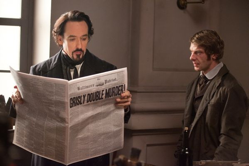 John Cusack y James Hazeldine en El Enigma del cuervo