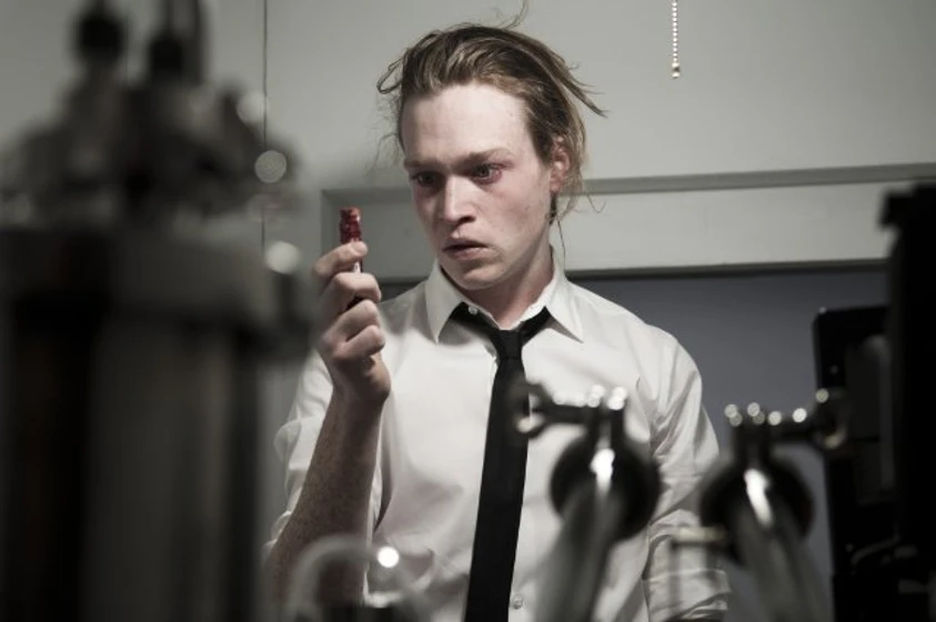 Caleb Landry Jones en antiviral