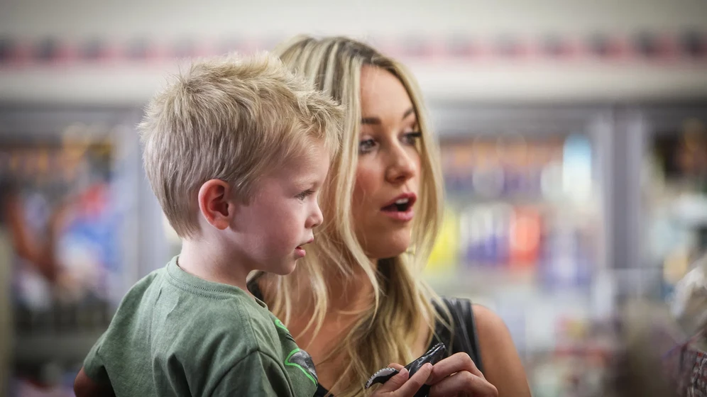 Katrina Bowden en atrapado-2016
