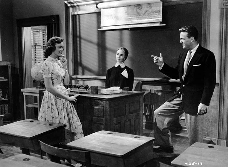 Robert Stack, Jennifer Jones y Kipp Hamilton en La Terrible Miss Dove