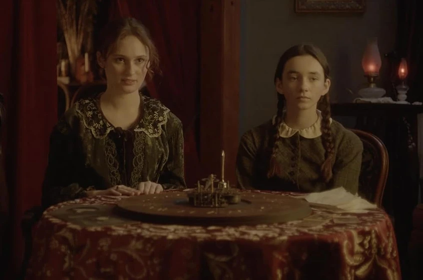 Audrey Grace Marshall y Aster Laine en speak-with-the-dead