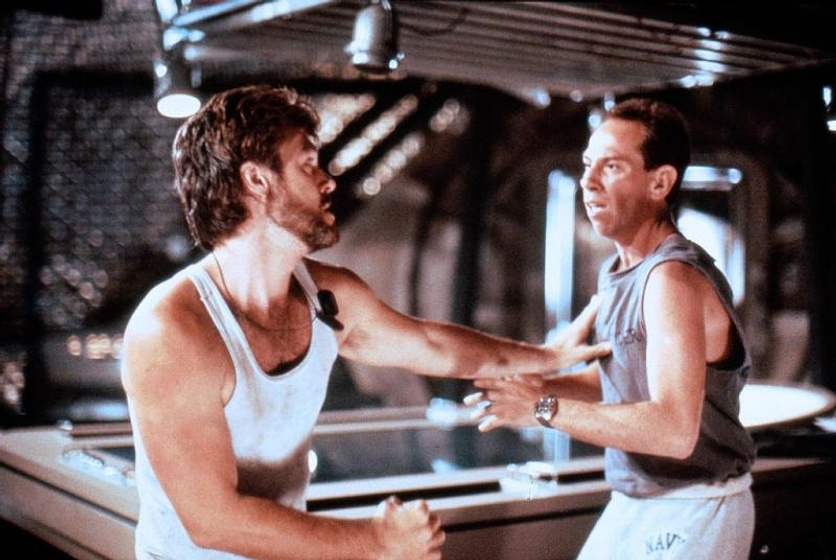 Miguel Ferrer y Greg Evigan en Profundidad Seis