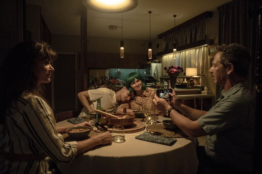 Essie Davis, Ben Mendelsohn, Toby Wallace y Eliza Scanlen en El Glorioso Caos de la vida