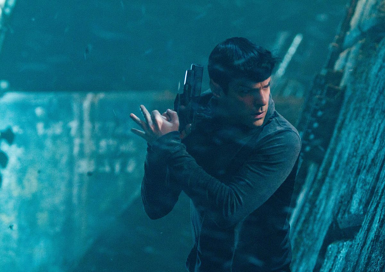 Zachary Quinto en Star Trek. En la oscuridad