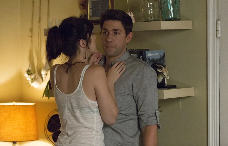 Mary Elizabeth Winstead y John Krasinski en los-hollar