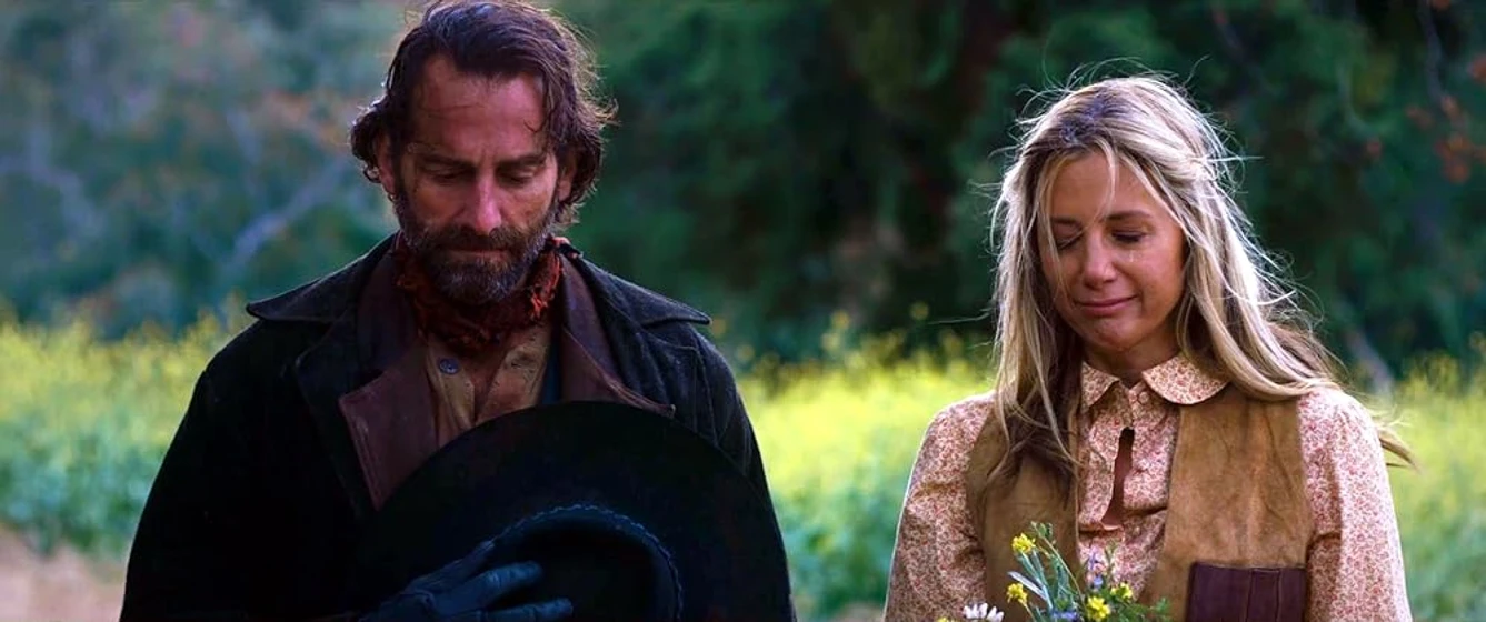 Mira Sorvino y Kevin Makely en badland