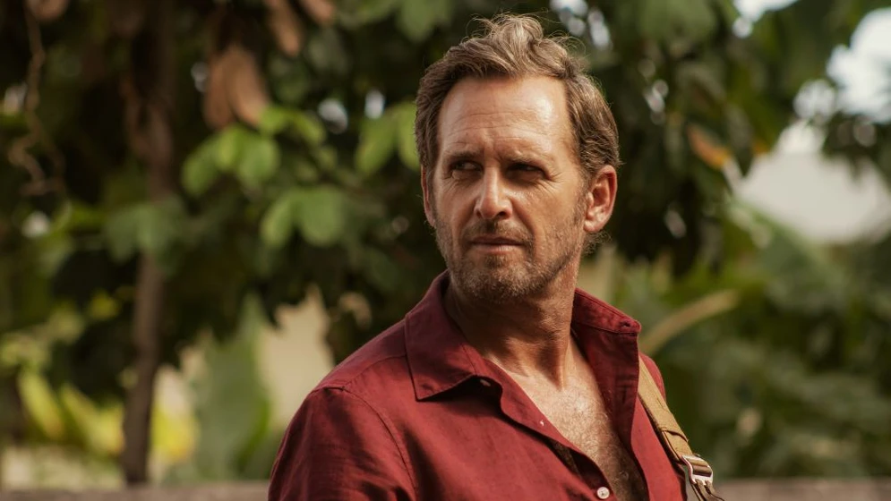 Josh Lucas en tiburon-negro