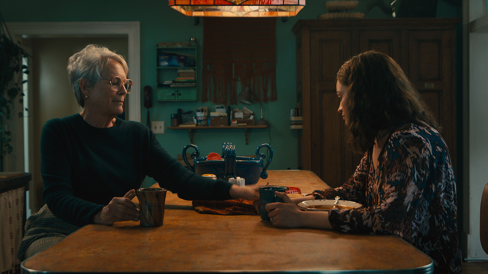 Jamie Lee Curtis y Emma Mackey en Ella McCay