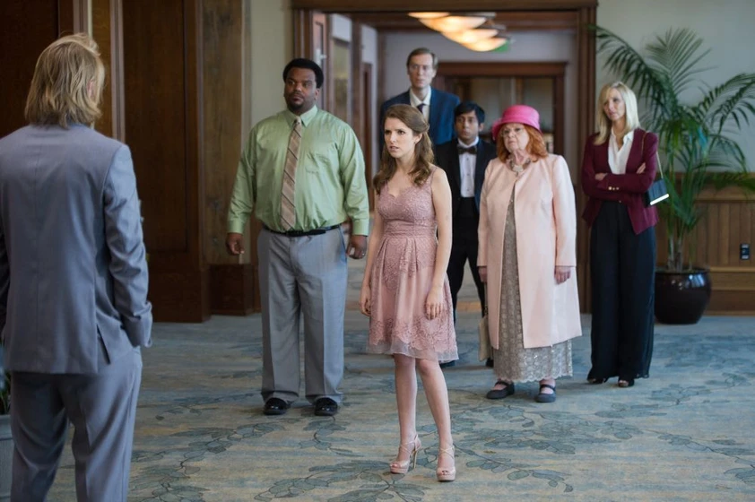 June Squibb, Lisa Kudrow, Stephen Merchant, Craig Robinson, Anna Kendrick y Tony Revolori en mesa-19