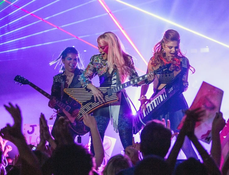Stefanie Scott, Hayley Kiyoko y Aubrey Peeples en jem-y-los-hologramas