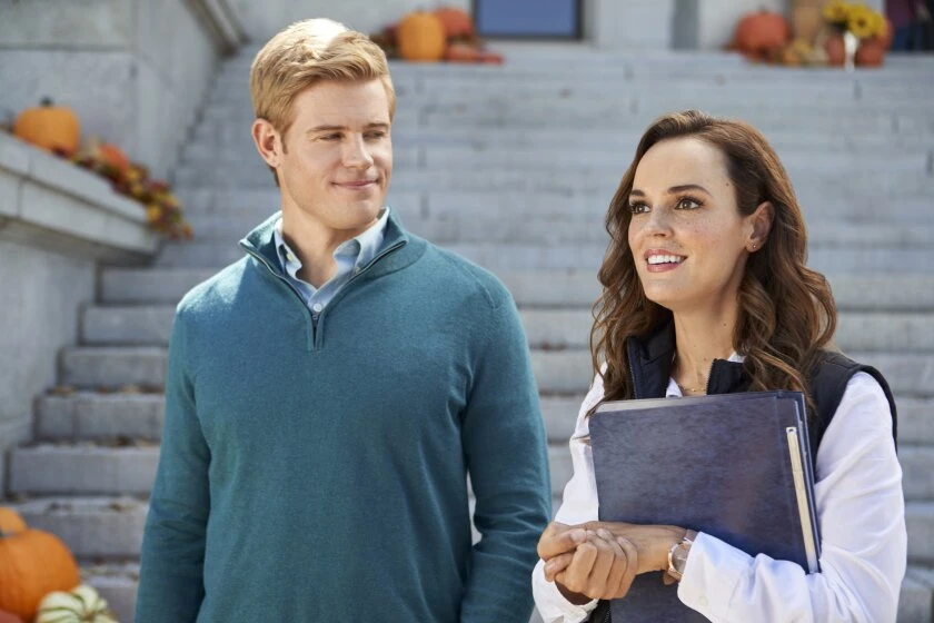 Erin Cahill y Trevor Donovan en amor-en-otono