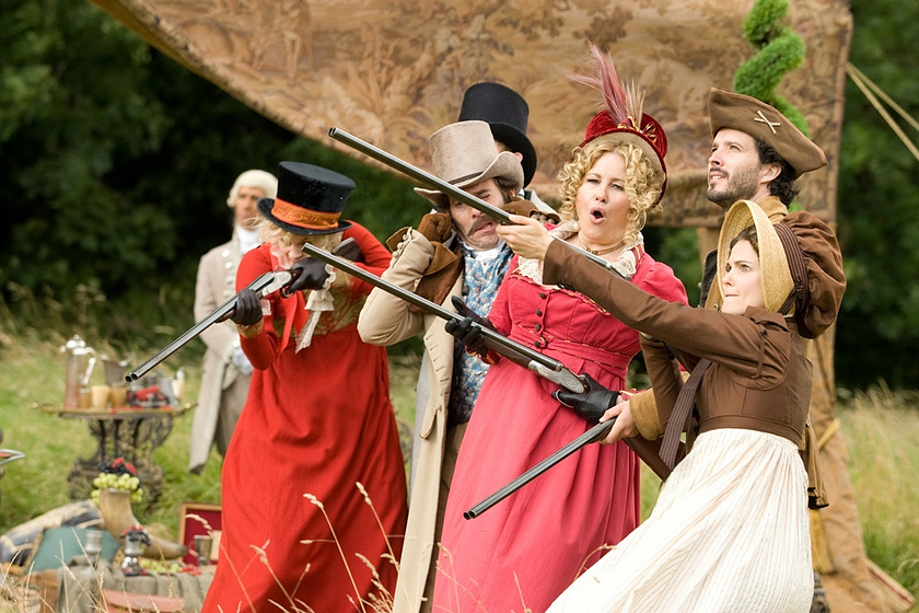 Jennifer Coolidge, Bret McKenzie, Keri Russell y James Callis en En Tierra de Jane Austen