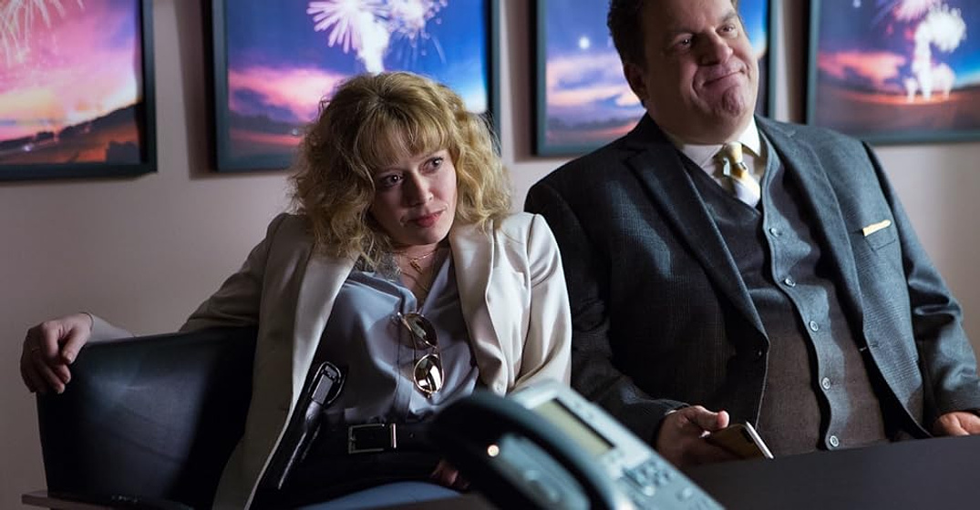 Natasha Lyonne y Jeff Garlin en handsome-una-pelicula-de-misterio-de-netflix