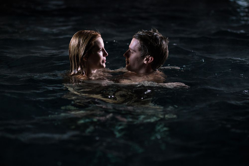Bella Thorne y Patrick Schwarzenegger en Amor a Medianoche