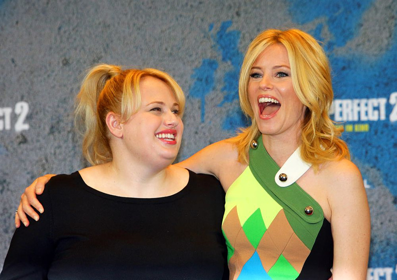 Elizabeth Banks y Rebel Wilson en Dando la nota. Aún más alto (Photocall en Berlin. Mayo 2015)