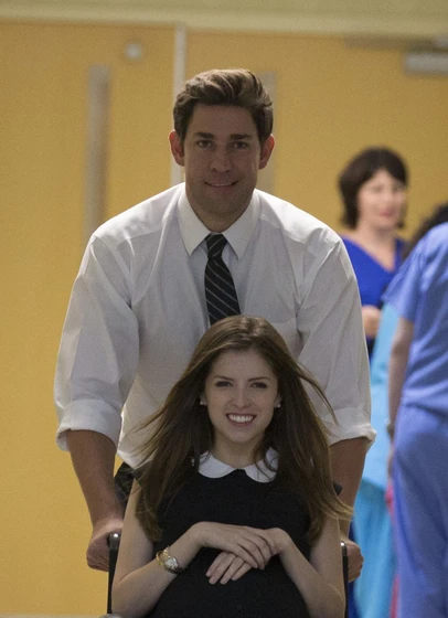 John Krasinski y Anna Kendrick en los-hollar