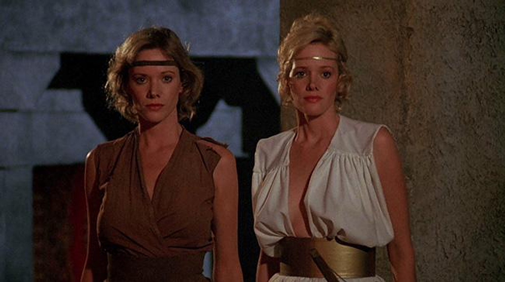 Leigh Harris y Lynette Harris en los-barbaros-1982