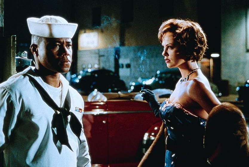 Charlize Theron y Cuba Gooding Jr. en Hombres de honor