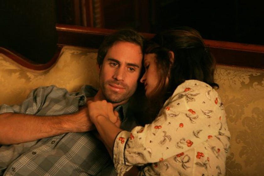 Joseph Fiennes y Elizabeth Reaser en Against the current