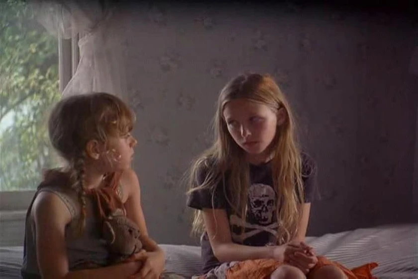 Miranda Rhyne y Charlotte Eve Blythe en angela-1996
