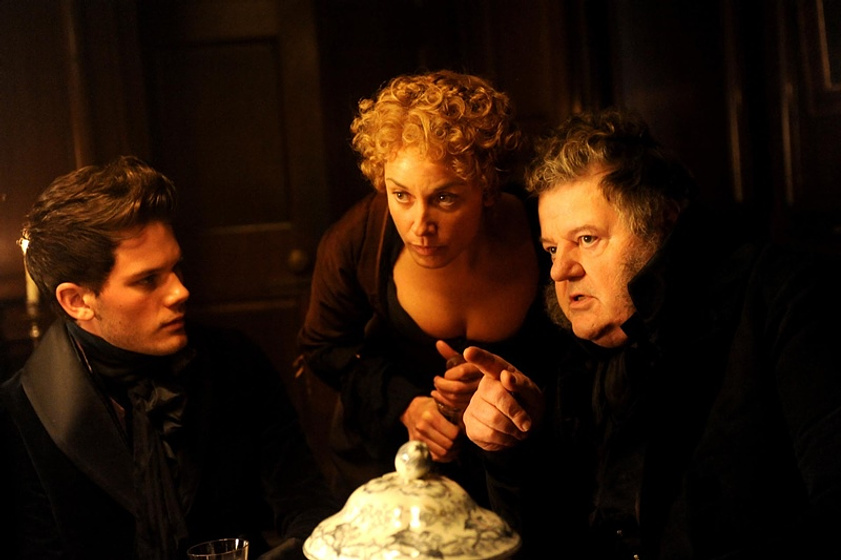 Robbie Coltrane, Tamzin Outhwaite y Jeremy Irvine en Grandes Esperanzas
