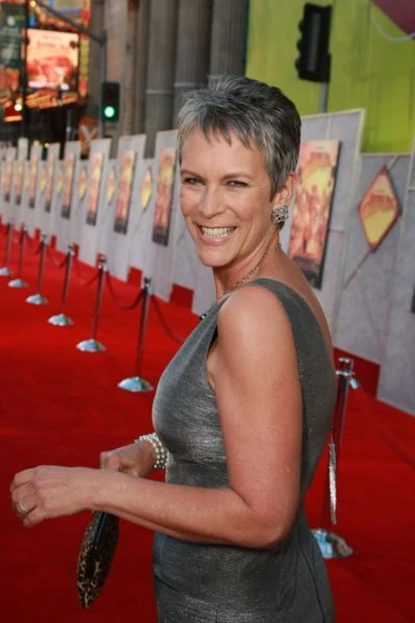 Jamie Lee Curtis en un-chihuahua-en-beverly-hills