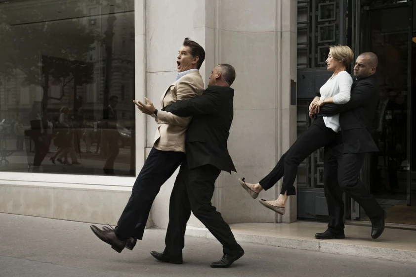 Pierce Brosnan y Emma Thompson en un-golpe-brillante