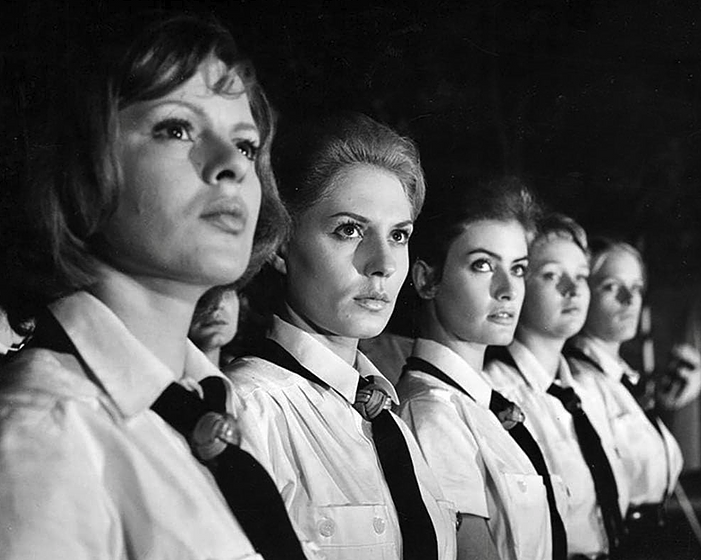 Marisa Mell, Rosemarie Kirstein y Birgit Bergen en Amor por Orden de Hitler