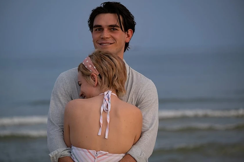 Britt Robertson y K.J. Apa en mientras-estes-conmigo
