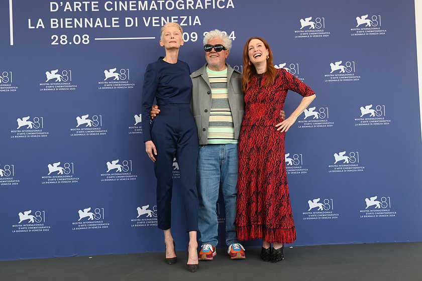 Julianne Moore, Pedro Almodóvar y Tilda Swinton en La Habitación de al Lado (Festival de Venezia. Septiembre 2024)