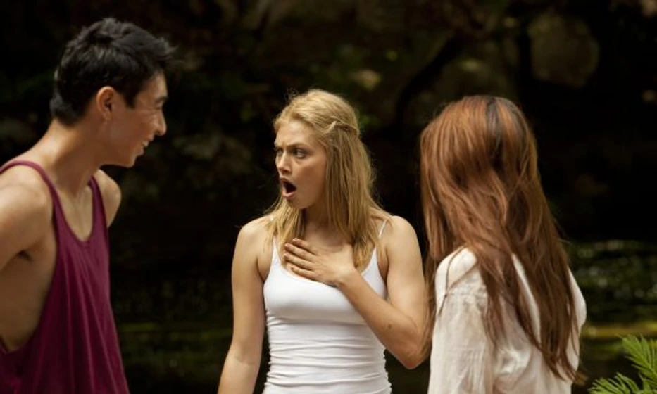 Phoebe Tonkin y Chris Pang en manana-cuando-la-guerra-empiece