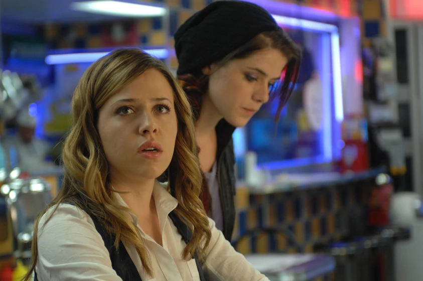 Majandra Delfino y Kaniehtiio Horn en red-de-mentiras-2010