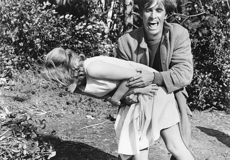 Mary Mitchel y Rex Holman en Pánico infinito