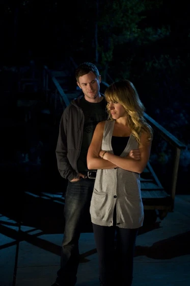 Aaron Ashmore y Haylie Duff en la-isla-del-miedo-2009