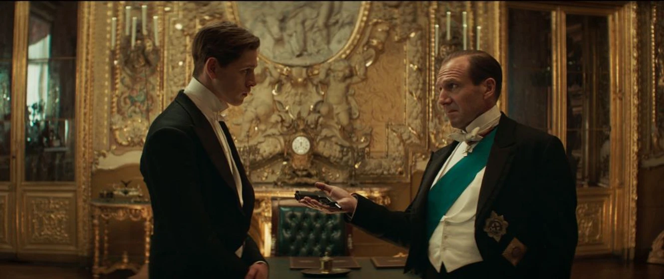 Ralph Fiennes y Harris Dickinson en The King's man: La Primera misión