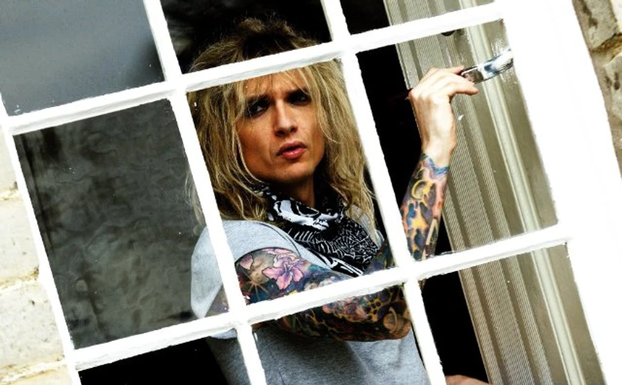 Justin Hawkins en una-casa-en-las-afueras-2010