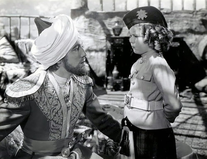 Shirley Temple y Cesar Romero en la-mascota-del-regimiento