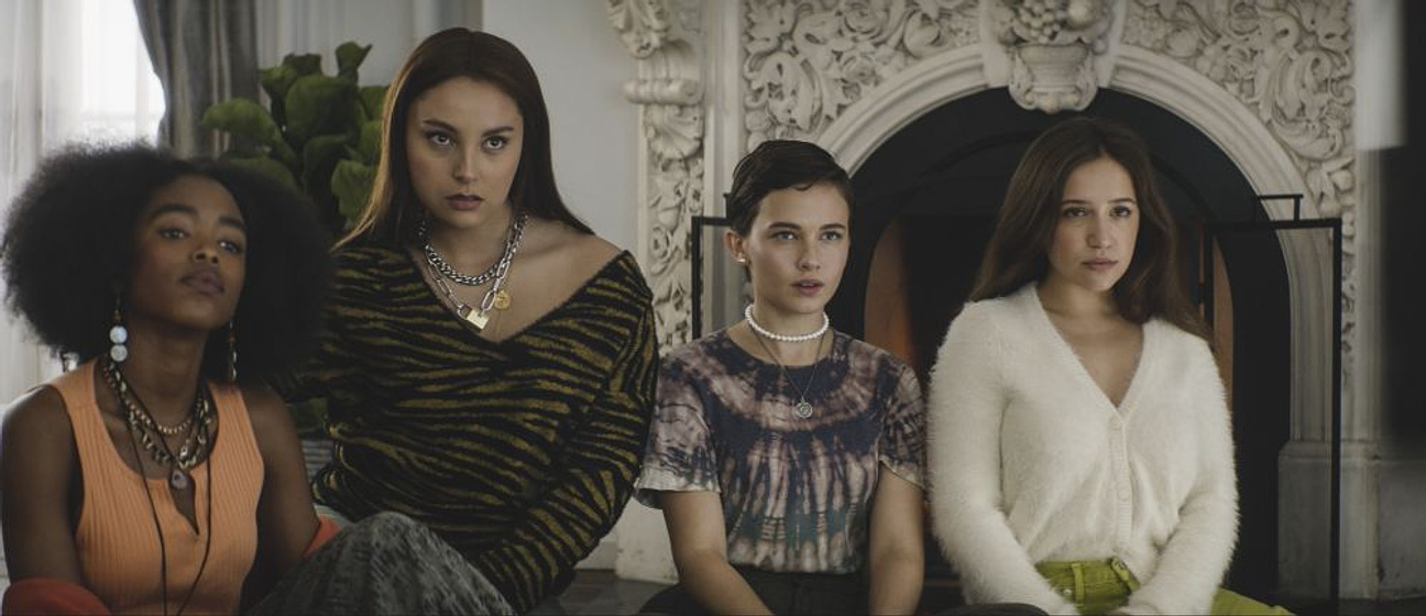 Hannah Gordon, Gideon Adlon, Cailee Spaeny y Lovie Simone en Jóvenes y Brujas