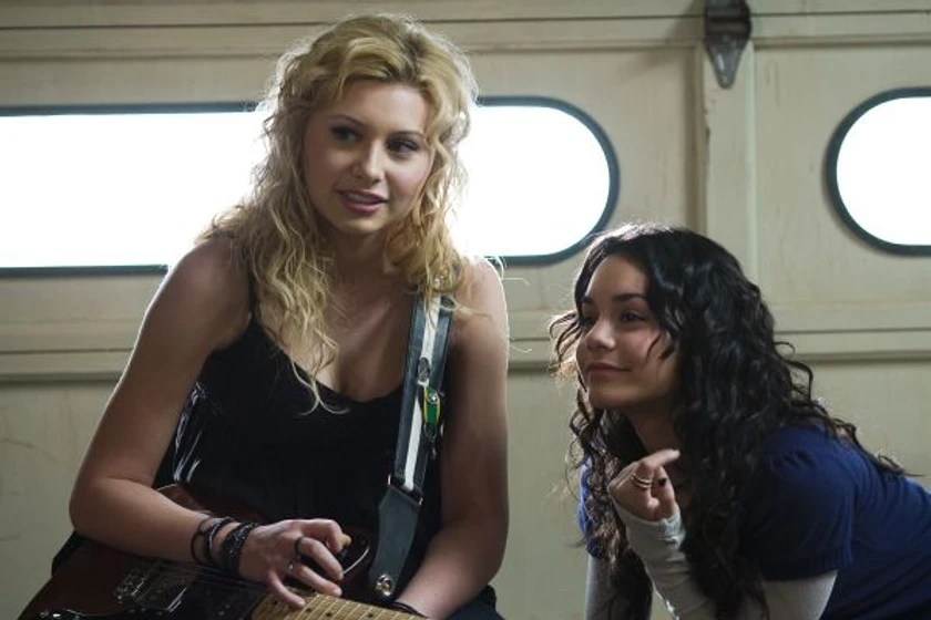 Vanessa Hudgens y Alyson Michalka en school-rock-band