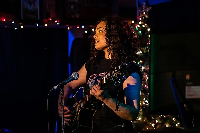 Annelise Cepero en holiday-harmony